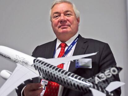 John Leahy, director comercial de Airbus, posa con una maqueta del nuevo A350 XWB.&nbsp;