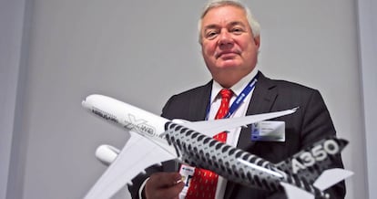 John Leahy, director comercial de Airbus, posa con una maqueta del nuevo A350 XWB.&nbsp;