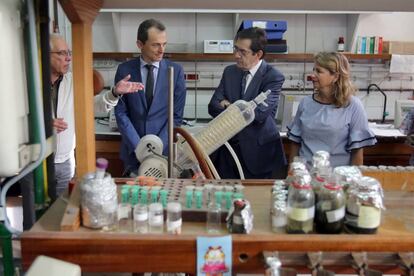 El ministro de Ciencia, Pedro Duque, segundo por la izquierda, visita el Instituto de Biorgánica en Santa Cruz de Tenerife.