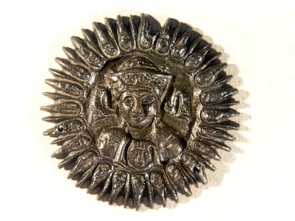 Aplique decorativo (supuesto medallón sasánida) hallado en el yacimiento de Vascos (Navalmoralejo, Toledo).