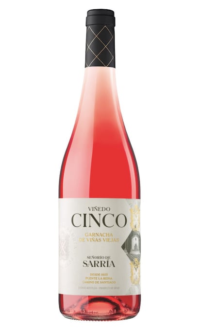 El rosado de gama alta de Bodega de Sarría de la Denominación de Origen Navarra es un vino elaborado con el tradicional método de sangrado de lágrima, a partir de uva garnacha de viñas viejas. Precio: 6 euros.