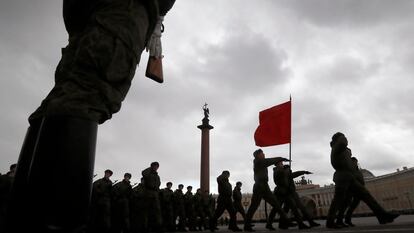 Militares rusos ensayando para el desfile del día de la Victoria, que se celebra el 9 de mayo en el país, en Dvortsovaya, en San Petersburgo, el 23 de abril.