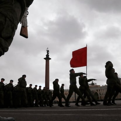 Militares rusos ensayando para el desfile del día de la Victoria, que se celebra el 9 de mayo en el país, en Dvortsovaya, en San Petersburgo, el 23 de abril.