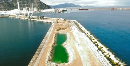 Obras en la prolongaci&oacute;n del dique de Punta Sollana, en el puerto de Bilbao.