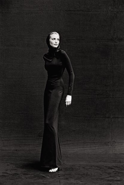 La modelo Nadja Auermann, retratada en Tokio en 1996, con un traje de la colección de alta costura otoño/invierno 1986 de Azzedine Alaïa.
