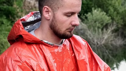 Artículo de EL PAÍS Escaparate que describe las ventajas de uso de una manta térmica de emergencia.