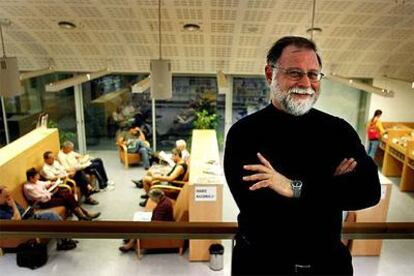 Alberto Manguel, en la biblioteca Fort Pienc de Barcelona.