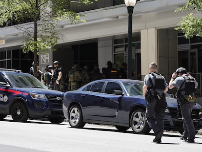 Agentes de policía en el lugar del tiroteo en Atlanta