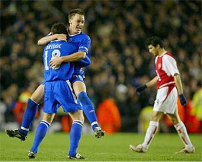 El capitán, Terry, salta abrazando a Birdge tras el segundo gol, con Reyes al fondo.