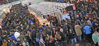 Miles de personas pasan por la Durangoko Azoka en la jornada de clausura de la edición de 2013.