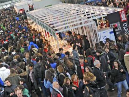 Miles de personas pasan por la Durangoko Azoka en la jornada de clausura de la edición de 2013.