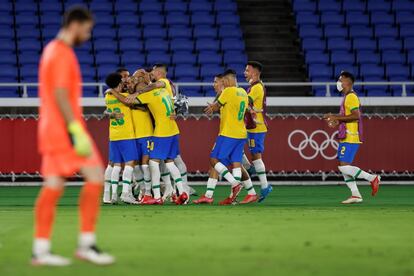 Los jugadores brasileños celebran el 1-0.
