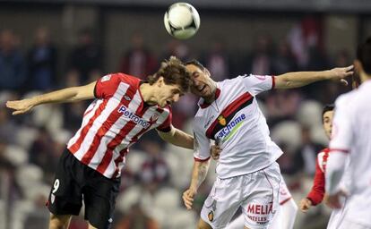 Llorente pelea un balón con el defensa del Mallorca Iván Ramis durante el partido de ida.