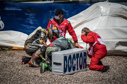 Johann Zarco comprueba el estado de Franco Morbidelli tras el choque entre ambos durante el GP de Austria el domingo pasado.