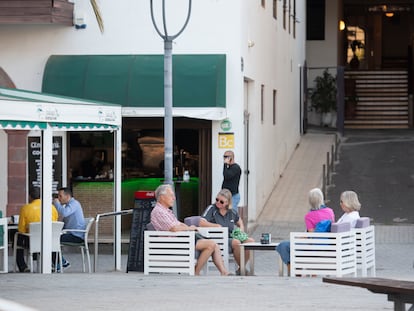 La terraza de un bar, este lunes, el primer día de desescalada en La Gomera.