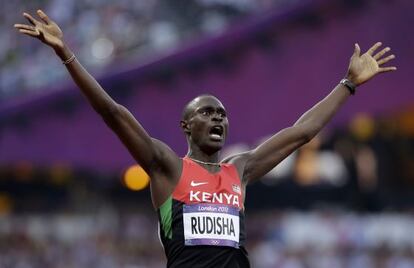 Rudisha celebra su récord del mundo en la final olímpica de 800m.