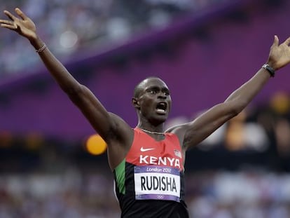 Rudisha celebra su récord del mundo en la final olímpica de 800m.