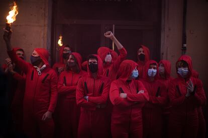 Activistas por el derecho a la vivienda disfrazados con petos rojos consiguen parar un desahucio en Barcelona.