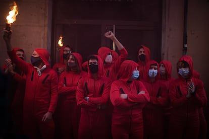 Activistas por el derecho a la vivienda disfrazados con petos rojos consiguen parar un desahucio en Barcelona.