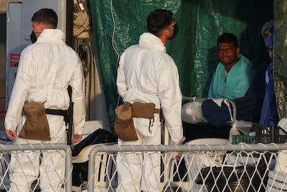 Un migrante en el interior del barco italiano 'Cassiopea', este martes en el puerto albanés de Shengjin.