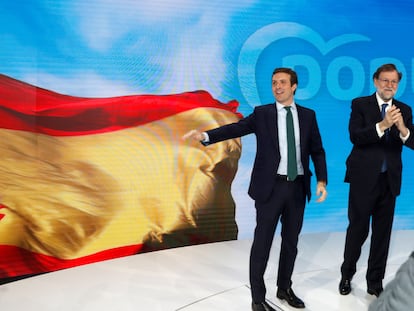 El expresidente del Gobierno Mariano Rajoy, y el presidente del PP Pablo Casado, durante la convención del PP en enero de 2019.