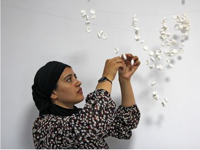 Safaa Erruas artista de la exposición Trilogía Marroquí que participará en el taller "Tejiendo en colectivo" dentro del programa Entretanto.