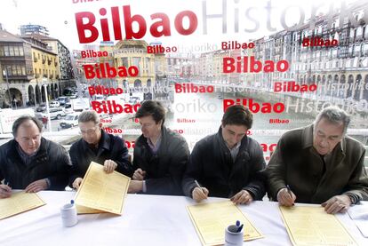 Los impulsores de BilbaoHistoriko firman en el puente de La Ribera la carta fundacional de la coordinadora.