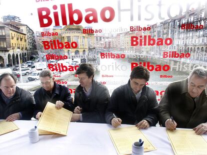 Los impulsores de BilbaoHistoriko firman en el puente de La Ribera la carta fundacional de la coordinadora.