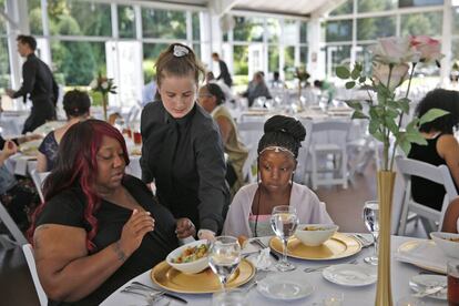 Trishell Crawford e sua filha Jacqueline, duas das convidadas ao banquete de caridade.