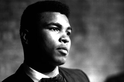 Retrato de Mohamed Alí (Cassius Cay), en los tiempos en que era campeón del mundo de los pesos pesados. Aquí, durante un recital de su poesía en el bar Take 3 de Nueva York, en 1963.