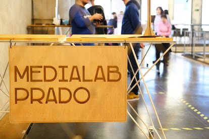 Una parte importante de MediaLab, más allá de los proyectos, los prototipos o los resultados, es la interacción social: el mero hecho de colaborar, de gestionar relaciones, equipos y emociones, ya es un valor en sí mismo.