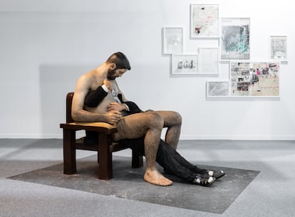 La escultura 'Manuel', de Rodrigo, forma parte de la propuesta de arte 'queer' de la Transición de la galería José de la Mano para su 'stand' en ARCOmadrid 2024.