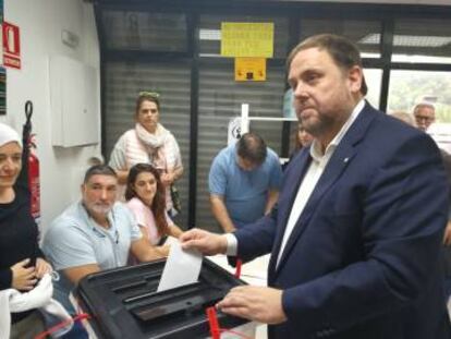 El vicepresidente de la Generalitat, Oriol Junqueras, ha votado este domingo por la mañana en Sant Vicenç dels Horts (Barcelona), aunque no en el local donde tenía previsto hacerlo.