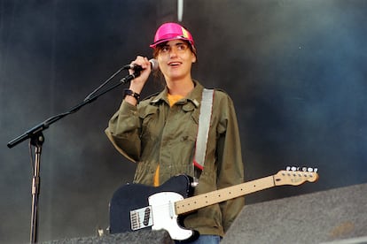 ELASTICA. Coincidiendo con el final de la banda, Justine Frischmann se hizo amiga de M.I.A. (responsable de las fotografías y varios de los videoclips de The Menace) y colaboró en algunos de los primeros temas de la artista de Sri Lanka. No ha hecho más música desde entonces. Vive en California junto a un profesor de meteorología y se dedica a la pintura. Donna Matthews montó un grupo efímero, llamado Klang, en 2005, y después se retiró de la música. Lo último que se cuenta de ella es que se convirtió al catolicismo y que trabaja como misionera con gente sin hogar. Annie Holland tampoco ha vuelto a estar en más bandas desde el final de Elastica. En la imagen, Frischmann en el Festival de Reading del año 2000.