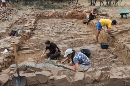 Excavación en una vivienda de la zona sur del yacimiento de El Castillón.