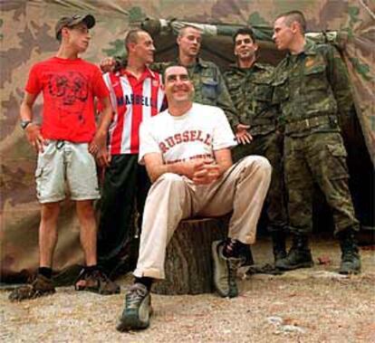 Daniel Calparsoro, junto a los intérpretes de Guerreros.