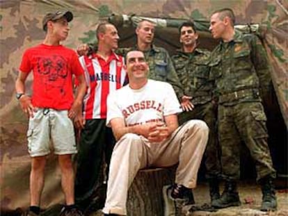 Daniel Calparsoro, junto a los intérpretes de Guerreros.