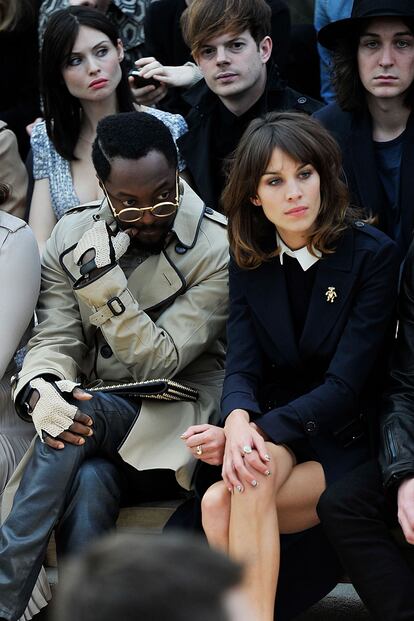 Wil.I.am, de Black Eyed Peas, acudió al desfile de Burberry completamente vestido para la ocasión. A su lado, Alexa Chung y detrás Sophie Ellis Bextor, que parece un poco enfadada porque no le ha tocado front row.