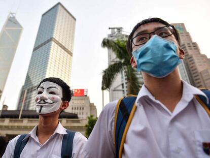 Estudiantes asisten a una rueda de prensa de los manifestantes prodemocracia en Hong Kong, este lunes. 