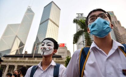 Estudiantes asisten a una rueda de prensa de los manifestantes prodemocracia en Hong Kong, este lunes. 