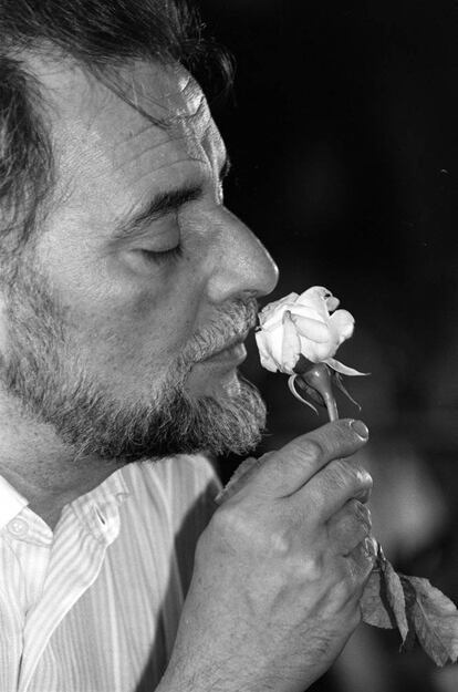 Julio Anguita huele una flor que le lanzó una seguidora durante un mitin de Izquierda Unida para las elecciones al Parlamento Europeo en la plaza de Las Vistillas de Madrid, en 1994.