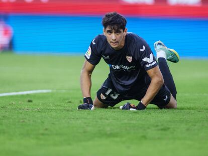 Bono, el héroe del partido para el Sevilla al detener el penalti lanzado por Gayà en el tiempo de descuento.