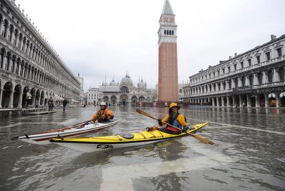 Las compuertas móviles del Plan Moisés busca cerrar temporalmente los tres pasillos que conectan la laguna de Venecia y el mar.