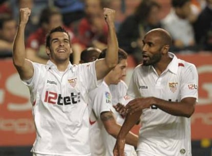 Negredo celebra su gol junto con Kanuté.