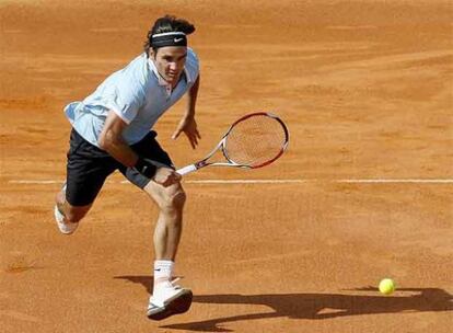 Federer corre hacia la bola en la final de Estoril