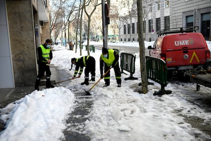 Varios militares colaboran en la limpieza de las inmediaciones del Ministerio de Defensa, en el paseo de la Castellana.