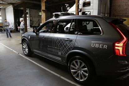 Un coche de Uber sin conductor en un garaje de San Francisco.