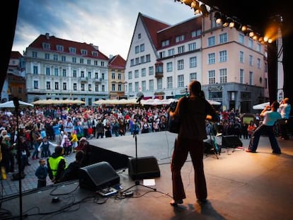 Concierto al aire libre en Tall&iacute;n, la capital de Estonia. 