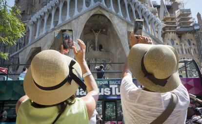 Ho revela el Baròmetre semestral de l'Ajuntament de Barcelona presentat aquest divendres, que coincideix amb la meitat del mandat de l'alcaldessa Ada Colau. A la imatge, dues turistes fotografien la Sagrada Família.