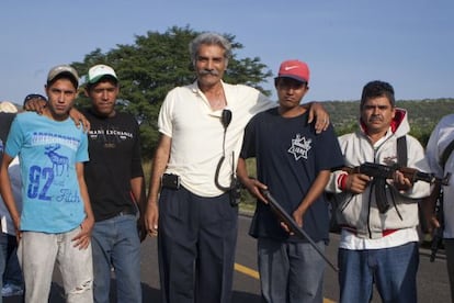 El doctor Mireles, en el centro con bigote, l&iacute;der de las autodefensas